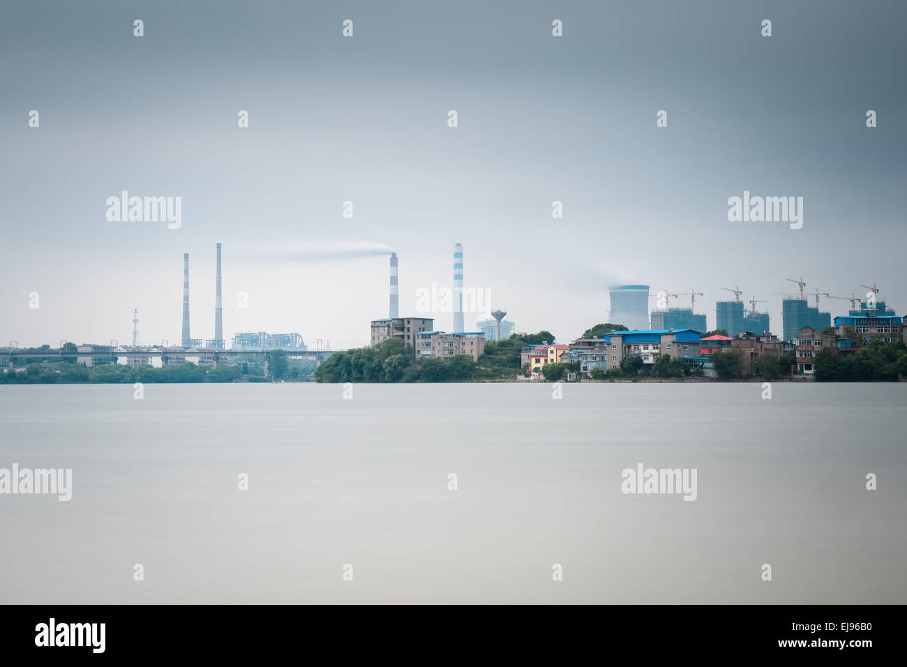 Centrale termica con il lago Foto Stock