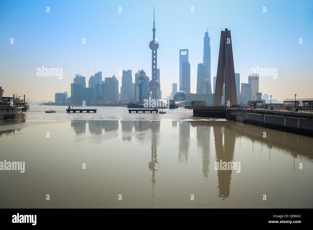 Lo skyline di Shanghai riflessione nel fiume Foto Stock