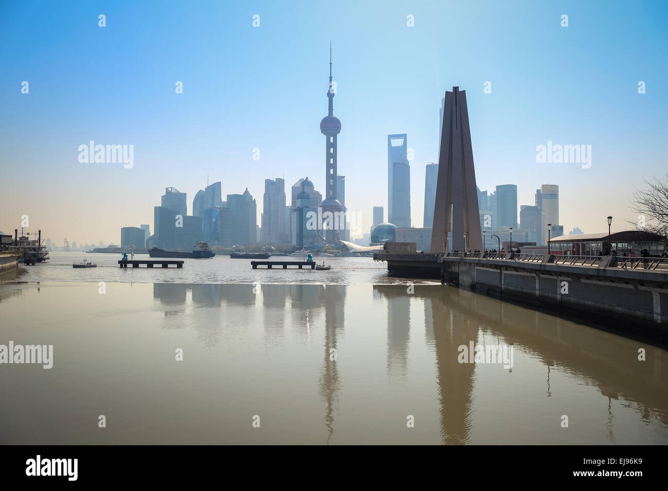 Lo skyline di Shanghai riflessione nel fiume Foto Stock