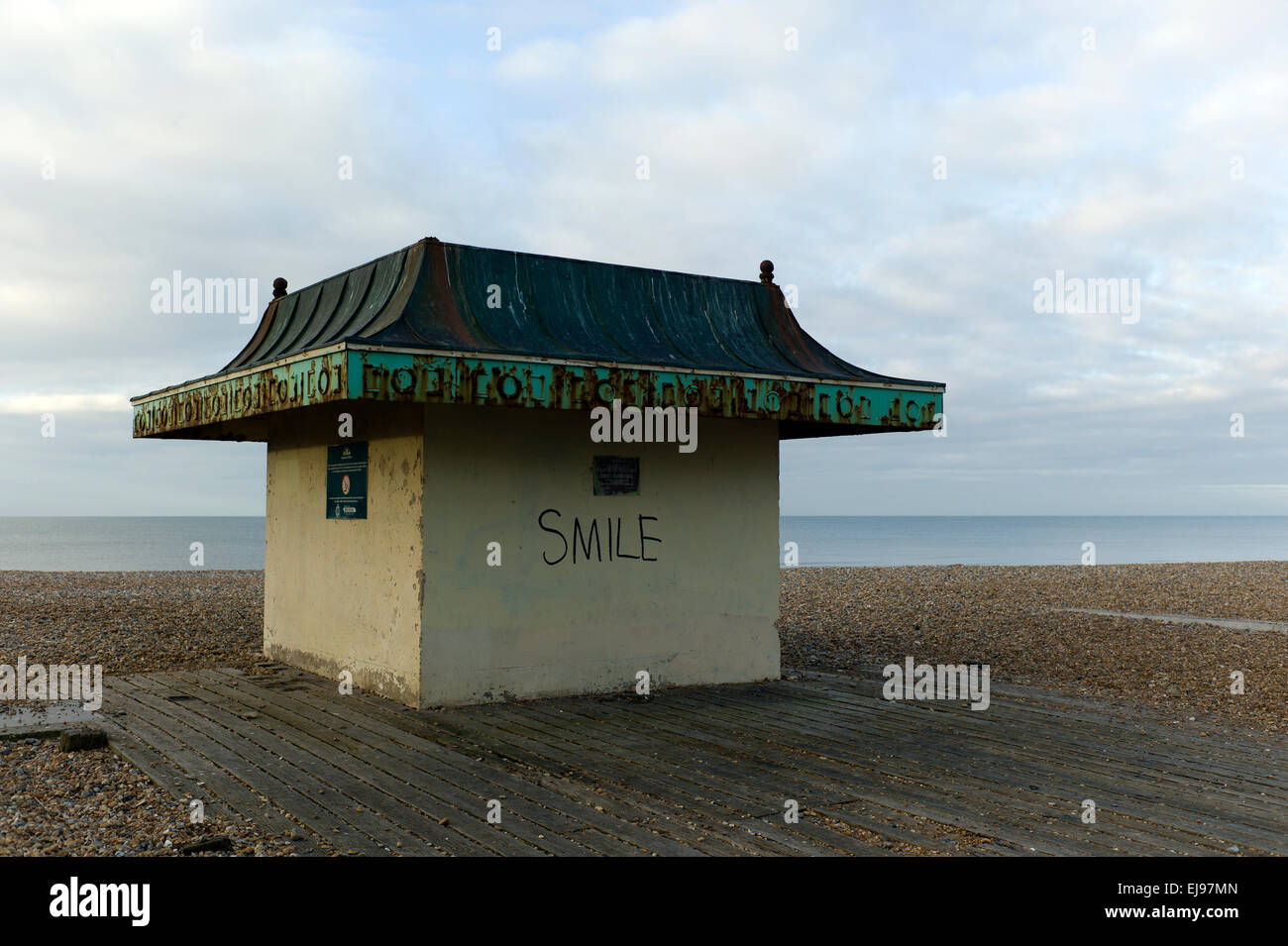 La spiaggia di Brighton shelter, graffiti 'smile' Foto Stock