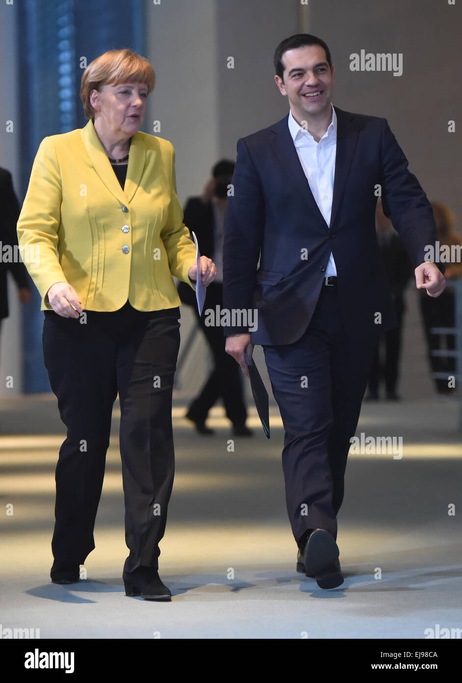 Berlino, Germania. 23 Mar, 2015. Il cancelliere tedesco Angela Merkel (L) e il Primo Ministro greco Alexis Tsipras (R) sul loro modo ad una conferenza presss sul risultato del loro parlare nella cancelleria federale a Berlino, Germania, 23 marzo 2015. Credito: dpa picture alliance/Alamy Live News Foto Stock