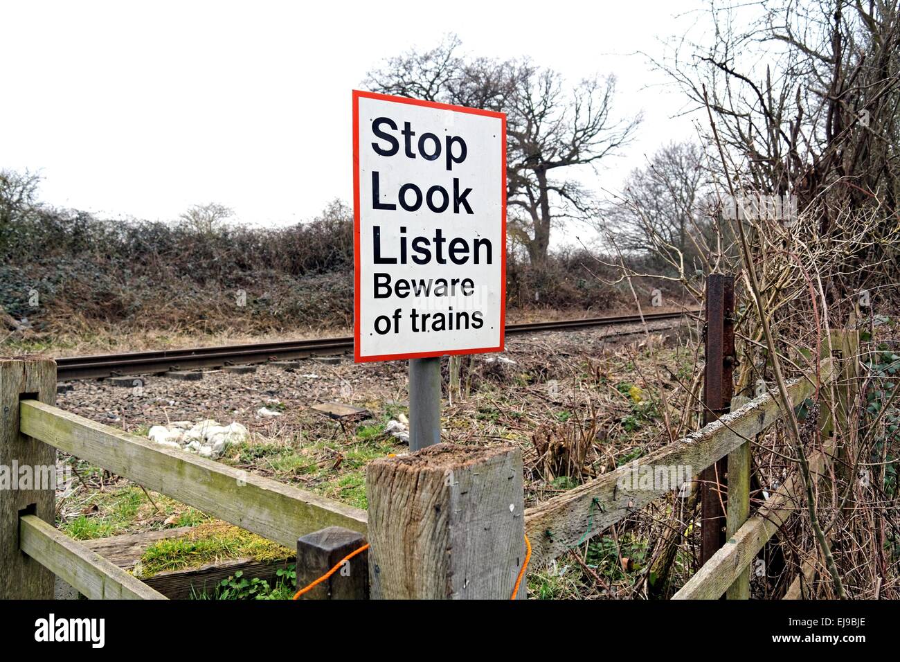 Segnale di avvertimento per i pedoni sulla campagna incrocio ferroviario Foto Stock