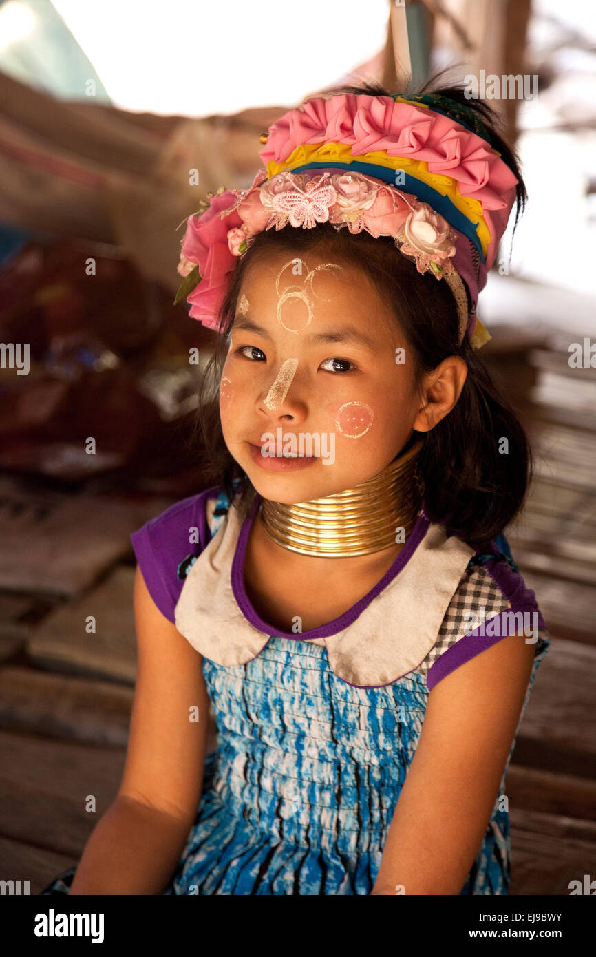 Giovane donna dal Kayan hill tribe, MYANMAR Birmania. indossare la tradizionale collo di ottone anelli. Foto Stock