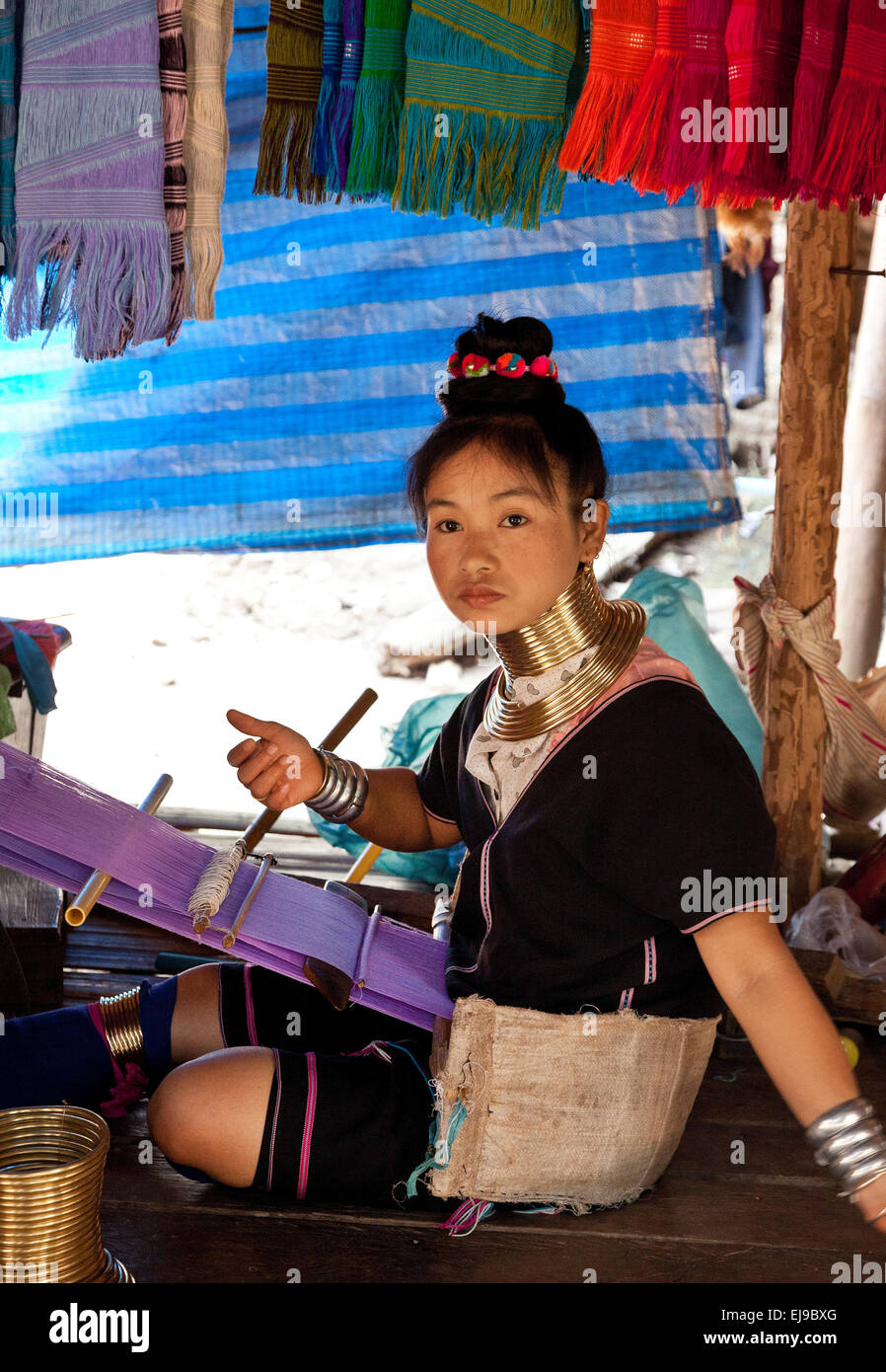 Giovane donna dal Kayan hill tribe, MYANMAR Birmania. indossare la tradizionale collo di ottone anelli. Foto Stock