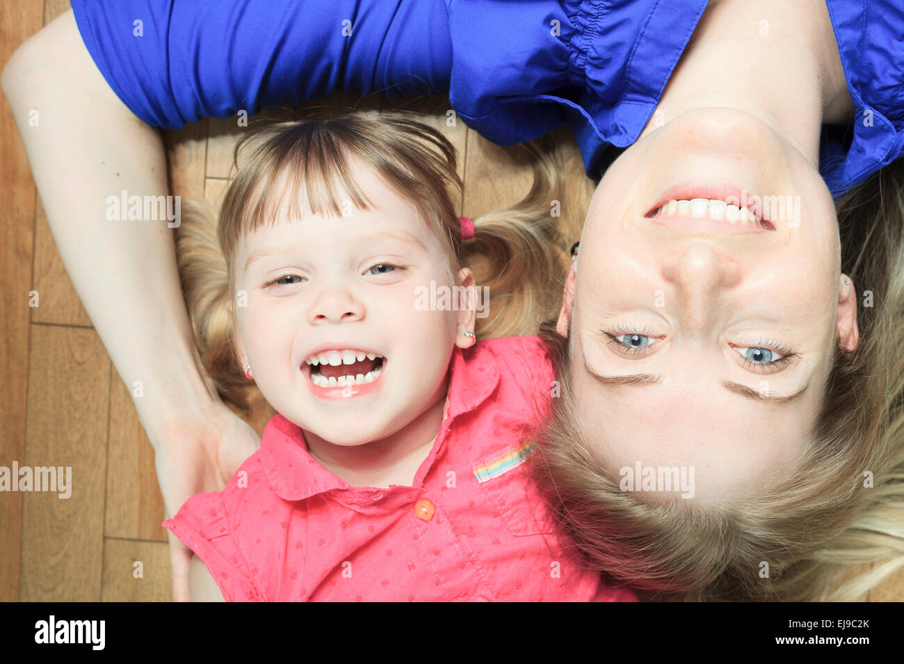 Una madre giaceva nel salotto piano con la figlia Foto Stock