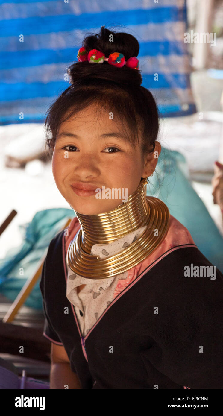 Giovane donna dal Kayan hill tribe, MYANMAR Birmania. indossare la tradizionale collo di ottone anelli. Foto Stock