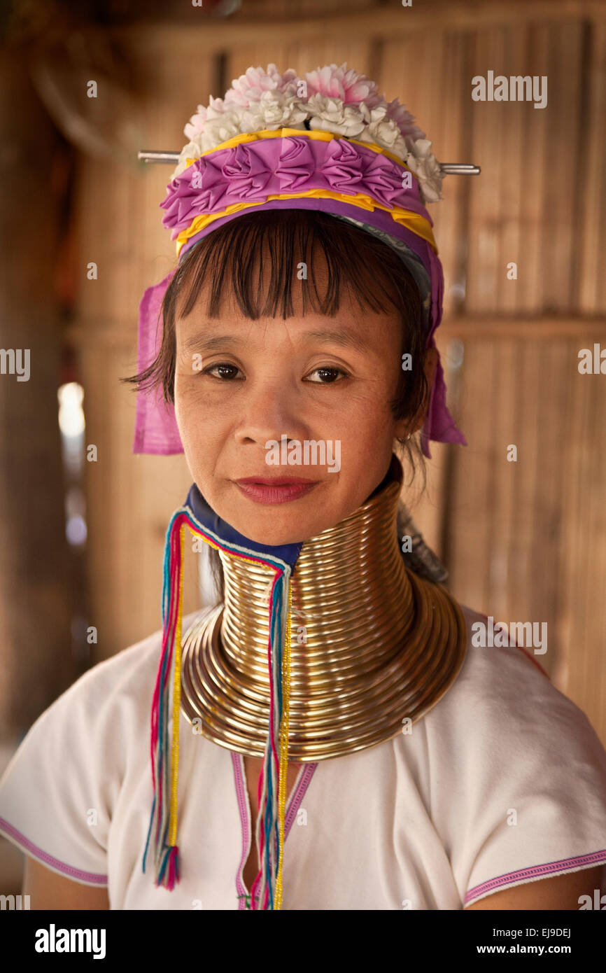 Una donna dalla Kayan Padaung hill tribe, MYANMAR Birmania. indossare la tradizionale collo di ottone anelli. Foto Stock