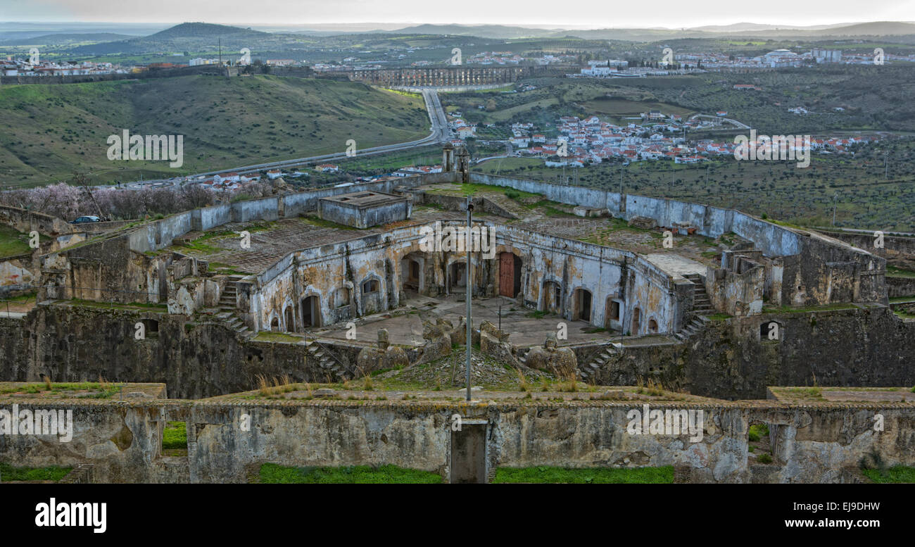 Vista della fortezza di Nossa Senhora da Graca e colline adiacenti, oliveti e Acquedotto di elvas, Portogallo Foto Stock