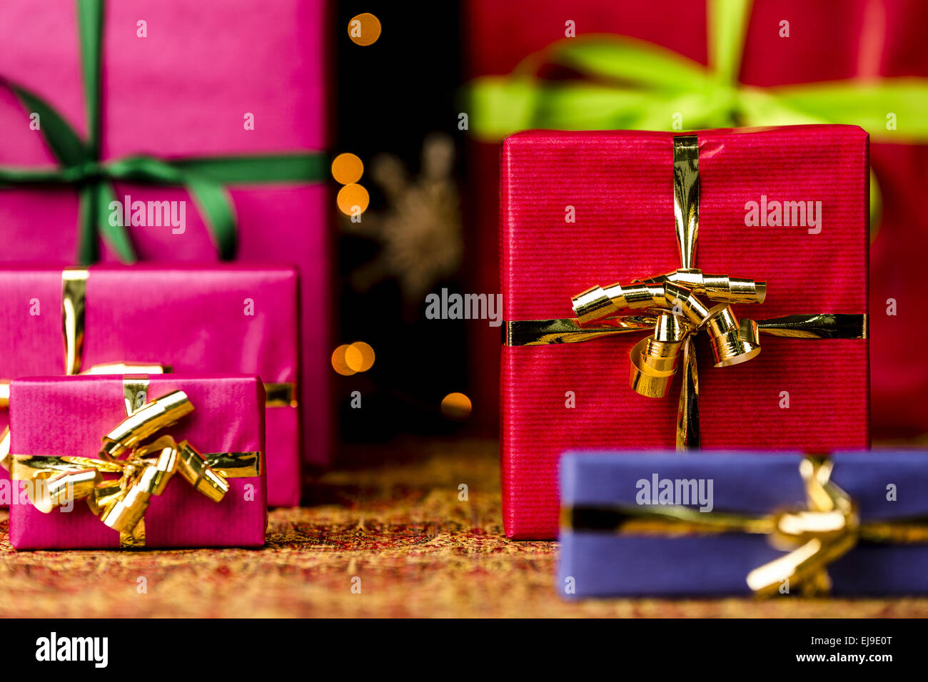 Sei doni con nodi di prua Foto Stock