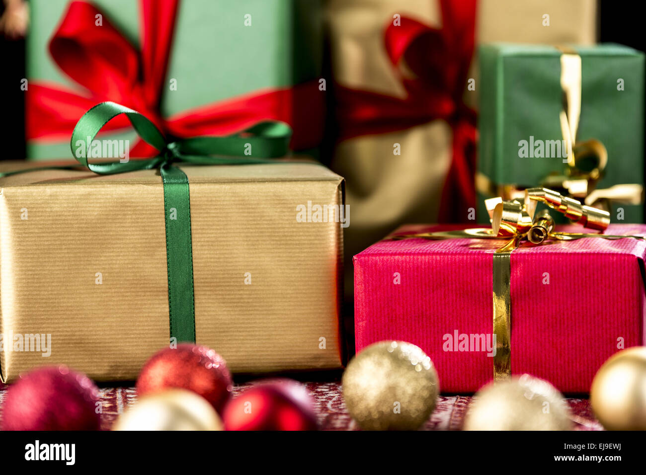 I regali di Natale in rosso, verde e oro Foto Stock