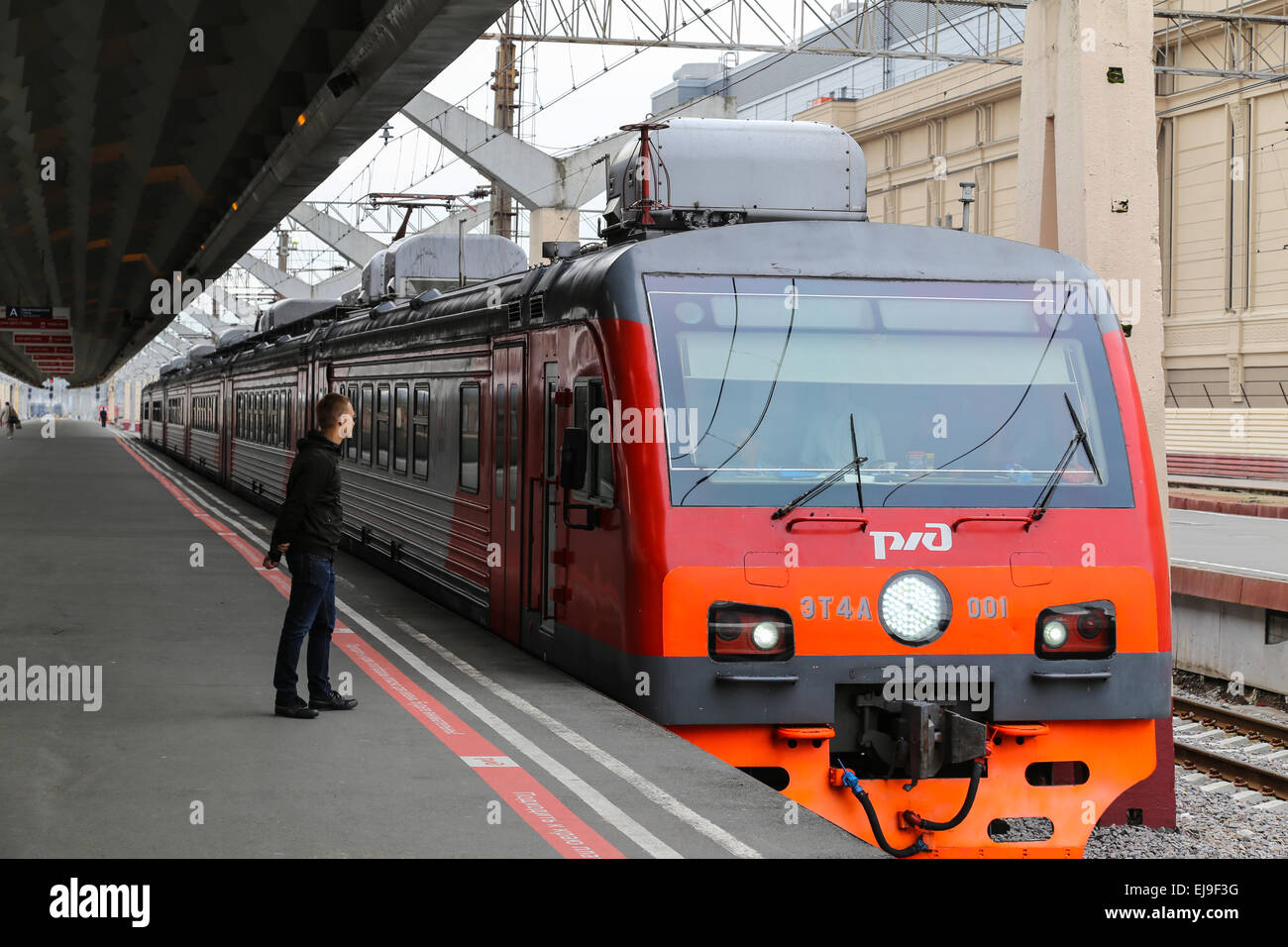 Treno locale a San Pietroburgo Foto Stock