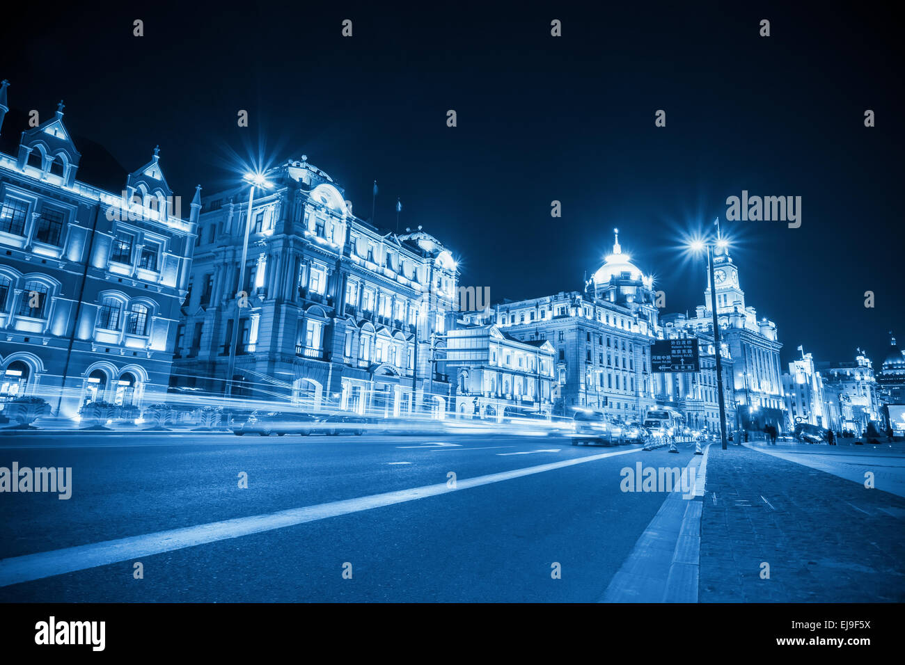 Sentieri di luce sul bund a Shanghai Foto Stock