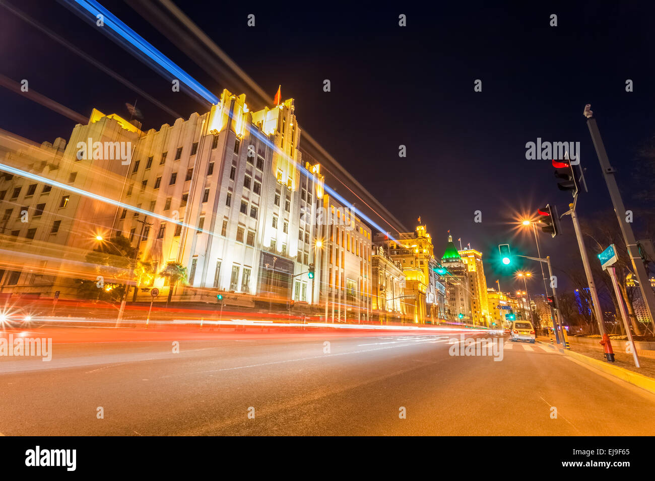 Sentieri di luce sulla strada a Shanghai Foto Stock