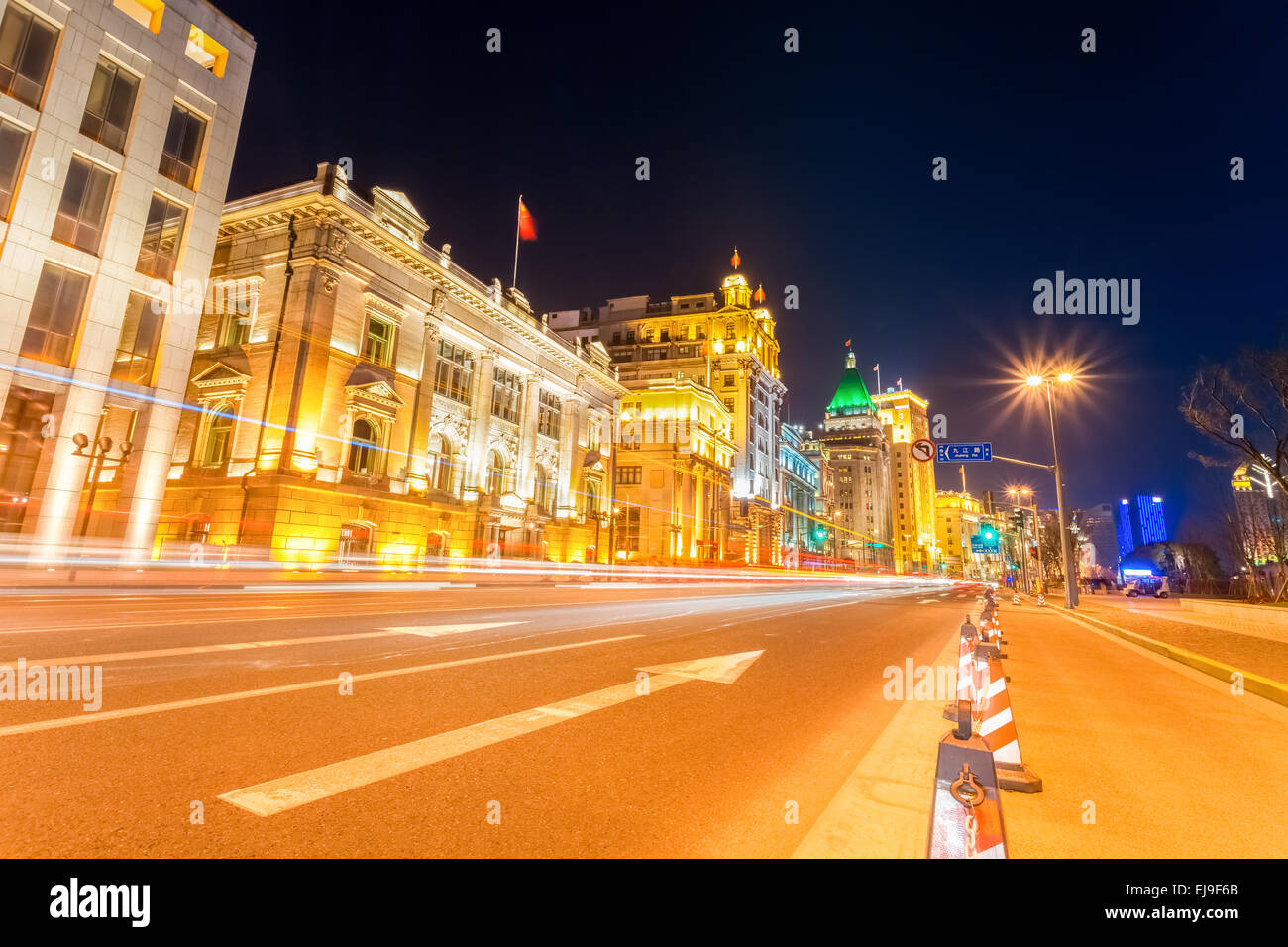 Sentieri di luce sulla strada a Shanghai il Bund Foto Stock