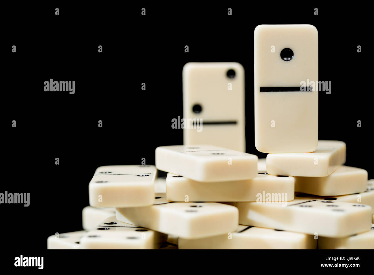 Domino di bianco che mostra uno sopra i colleghi Foto Stock