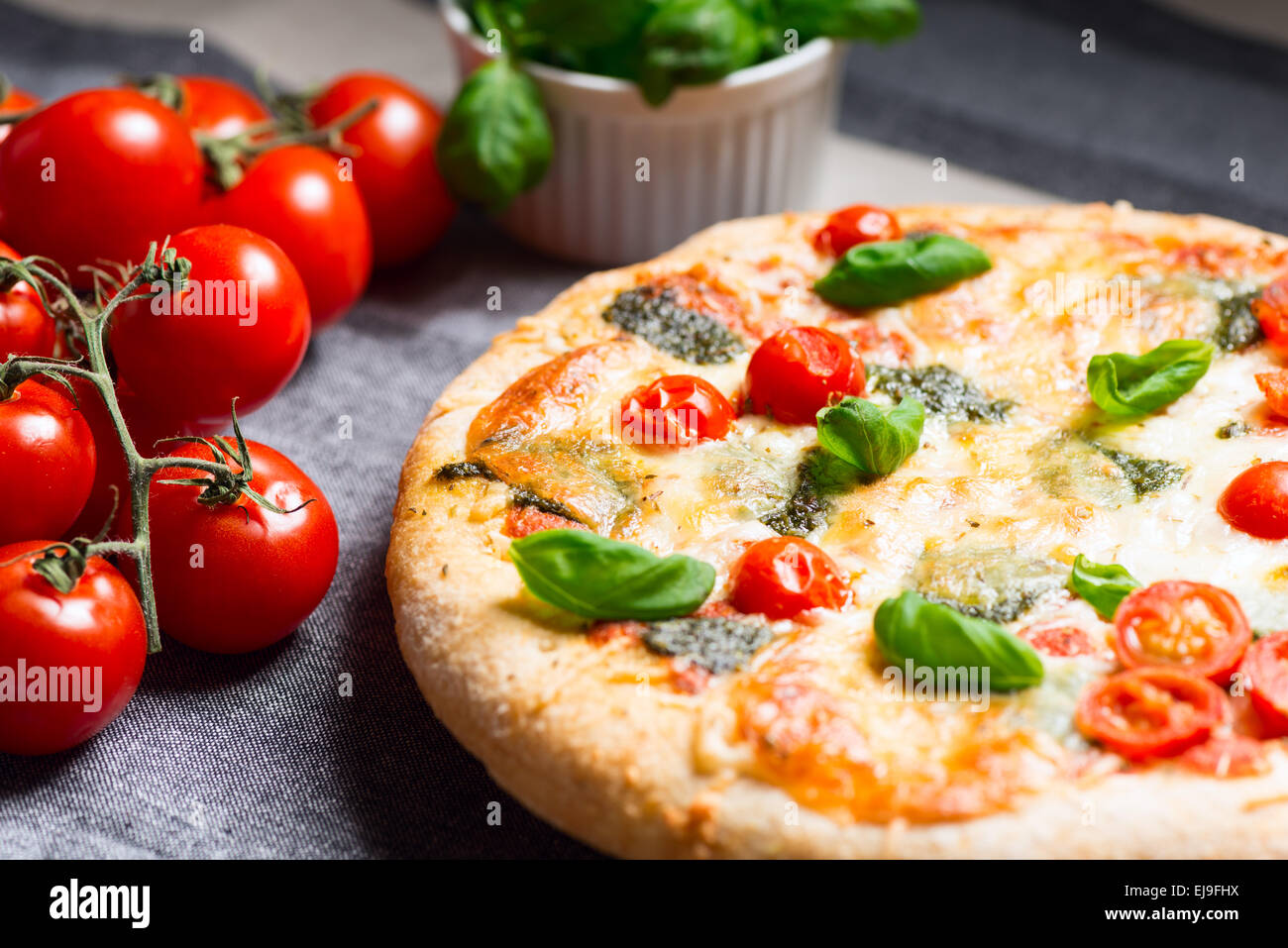 Home pizza fatta sul pannello di legno Foto Stock