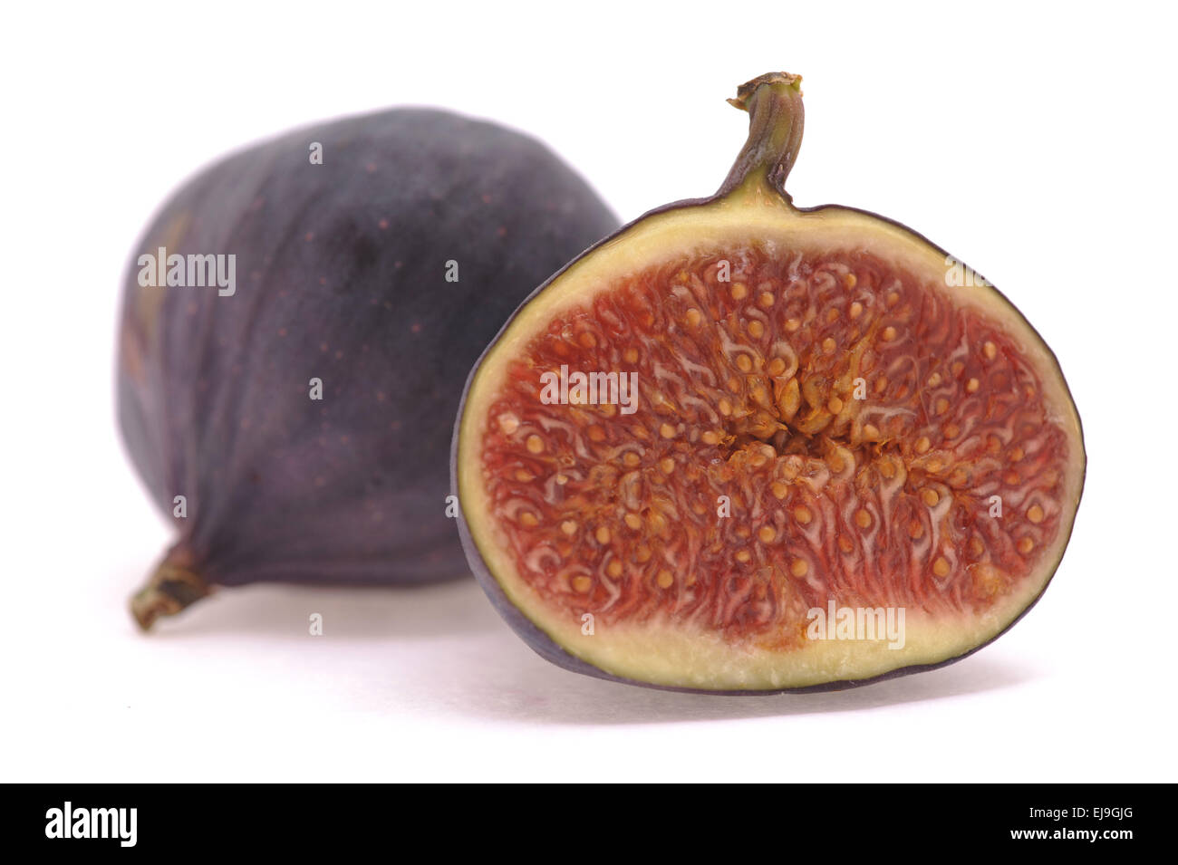 Fig frutta tagliata a fette e su sfondo bianco Foto Stock