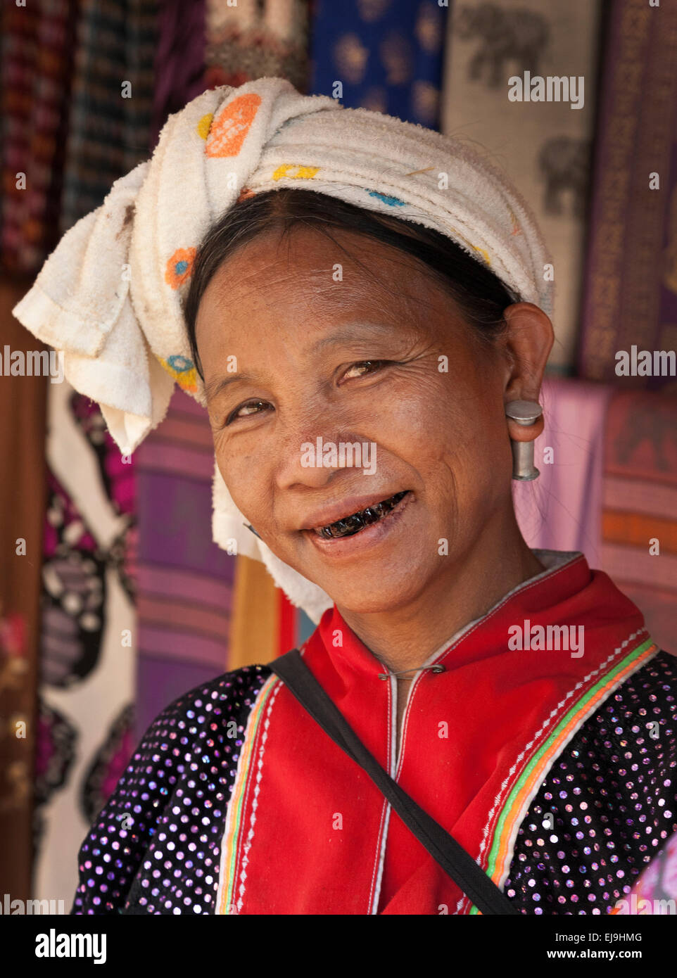 Hill tribe donna con betal dado denti anneriti, a nord della Thailandia - Myanmar confini Foto Stock