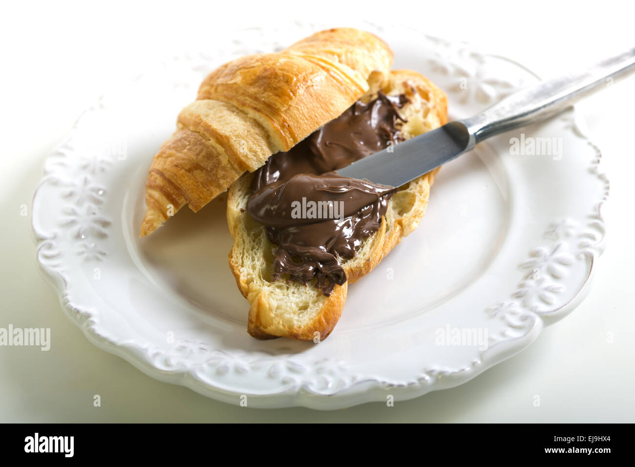 Croissant con pasta cioccolato. Foto Stock