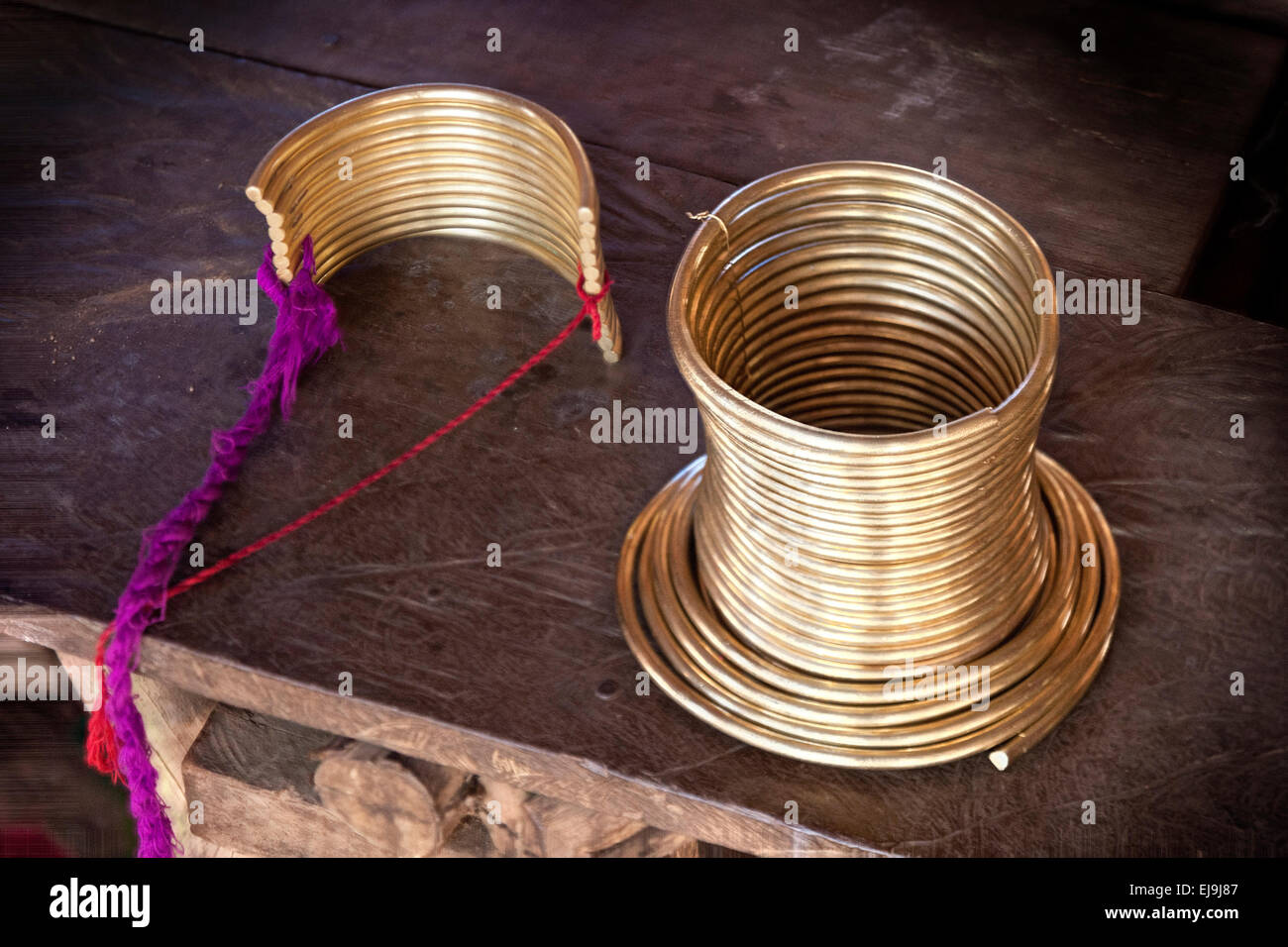 Ottone collo anelli come indossata dal Kayan hill tribe, MYANMAR Birmania. Foto Stock