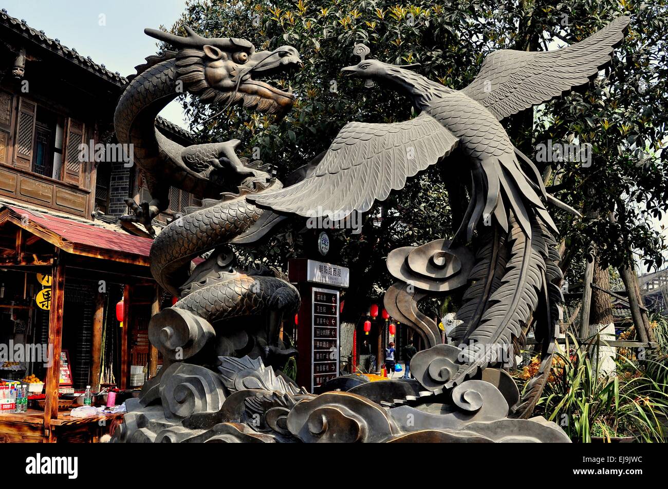 Jie Zi Città Antica, Cina: un imponente scultura di un mitico drago e un Phoenix sulla strada di Chaoyang * Foto Stock