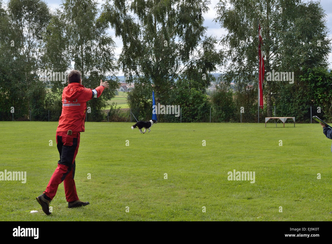 Proprietario del cane fa il cane di salvataggio il test Foto Stock