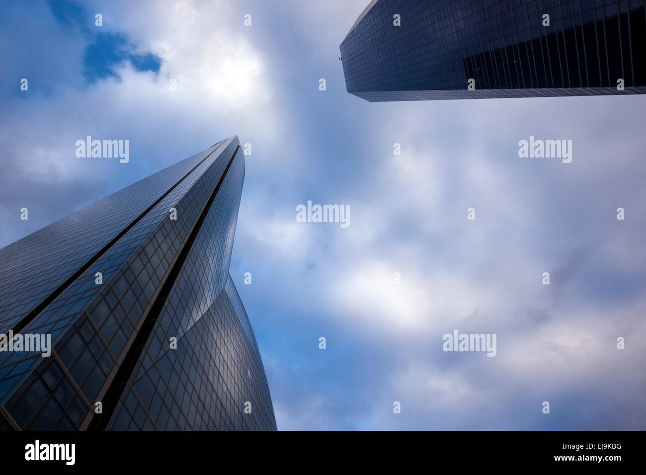 Torre Espacio rivolta verso Torre de Cristal,nella zona degli affari di Cuatro Torres, un quartiere degli affari di Madrid Foto Stock