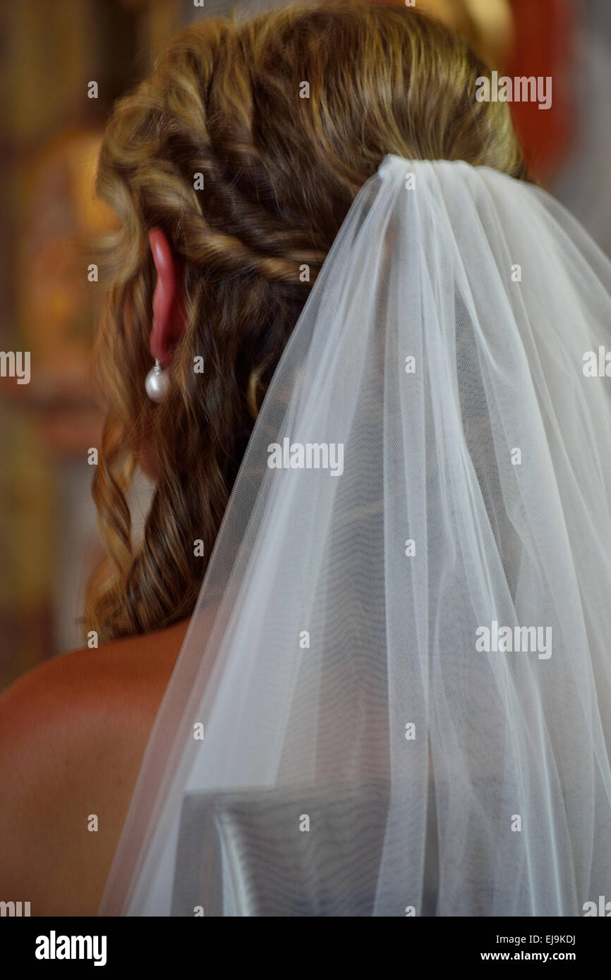 Sposa con velo nuziale da dietro Foto Stock