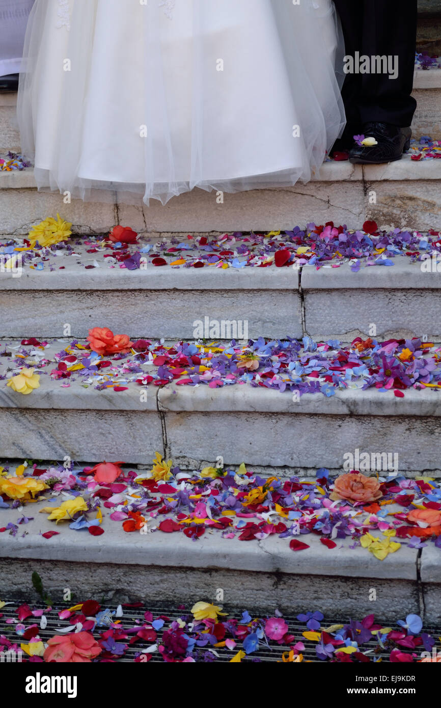 Fiori sparsi al matrimonio Foto Stock