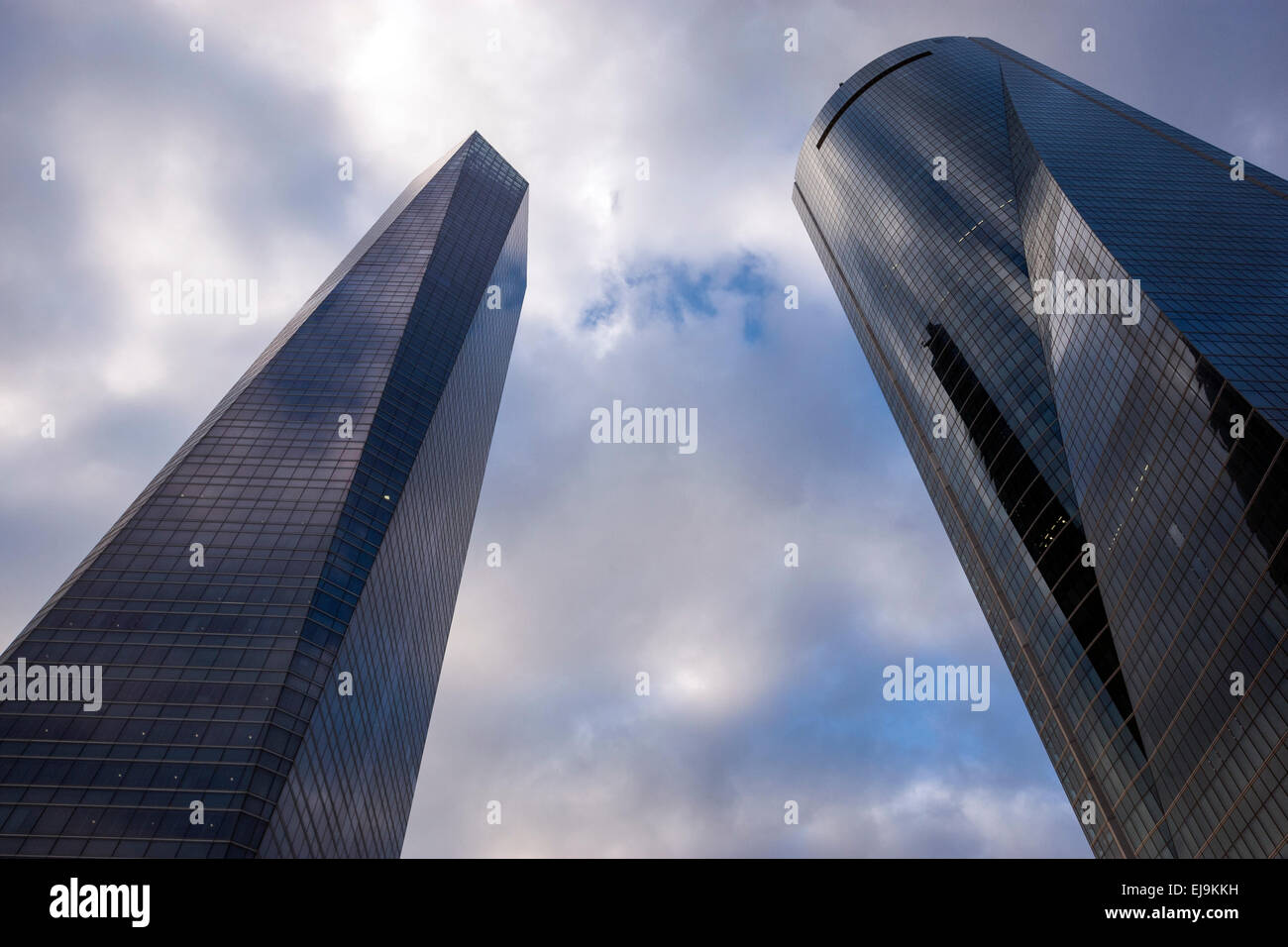 Torre Espacio e Torre de Cristal nella zona degli affari di Cuatro Torres, un quartiere degli affari di Madrid Foto Stock