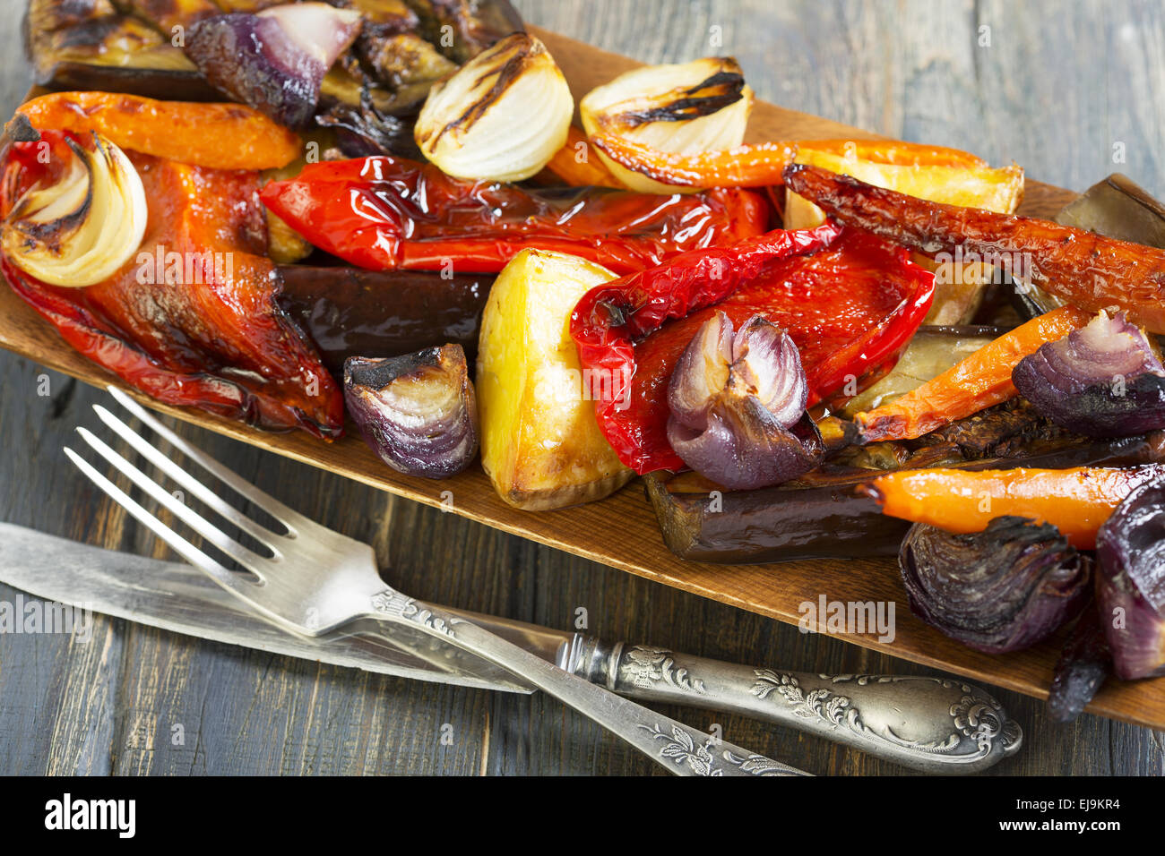 Verdure arrosto, forchetta e coltello. Foto Stock