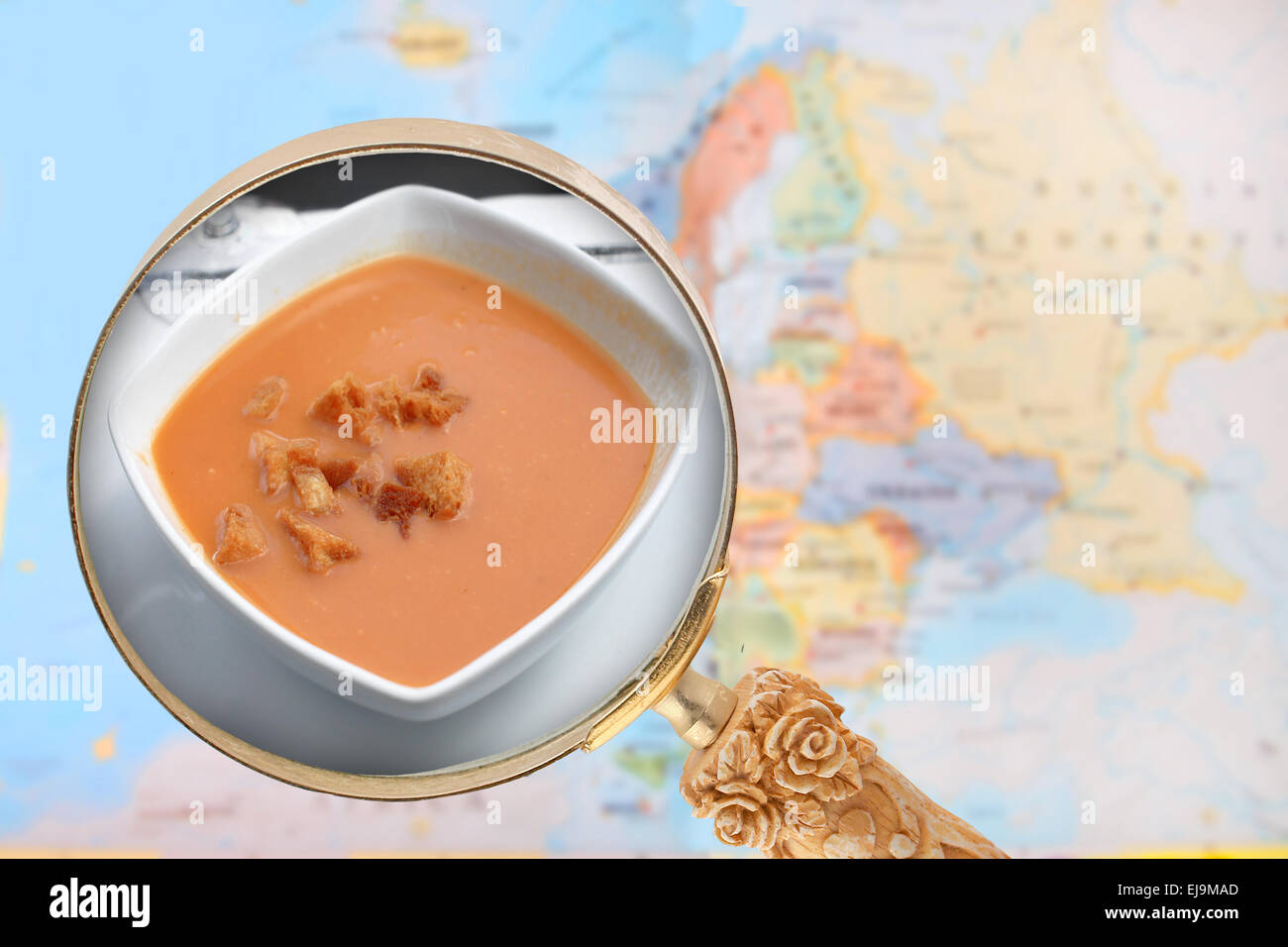 Cerca in sui prodotti alimentari del mondo che mostra la Zuppa Gazpacho dalla Spagna con mappa europea in background Foto Stock
