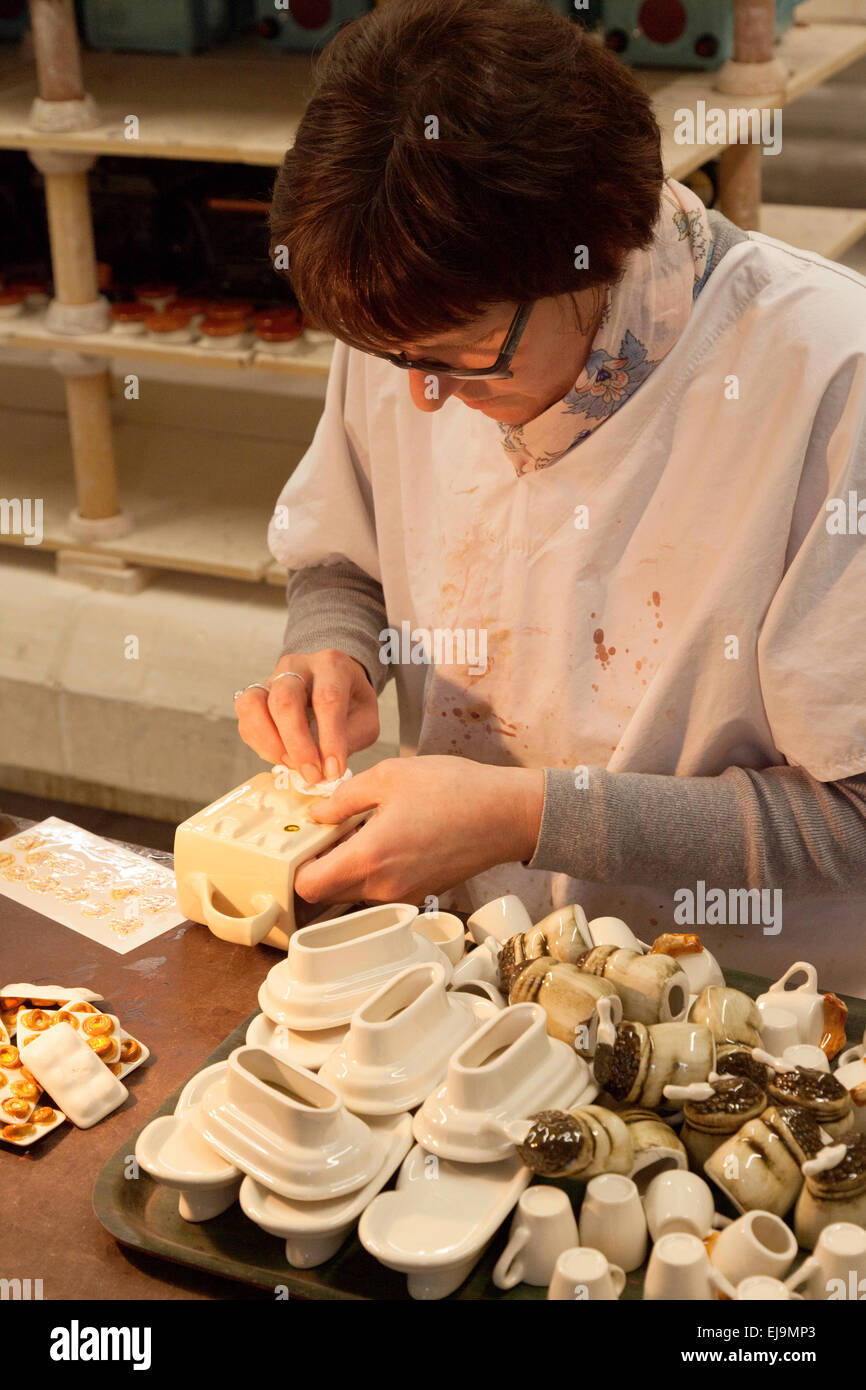 Un lavoratore pittura teiere, il Teapottery teiera fabbrica, Hawes, North Yorkshire Dales, England Regno Unito Foto Stock