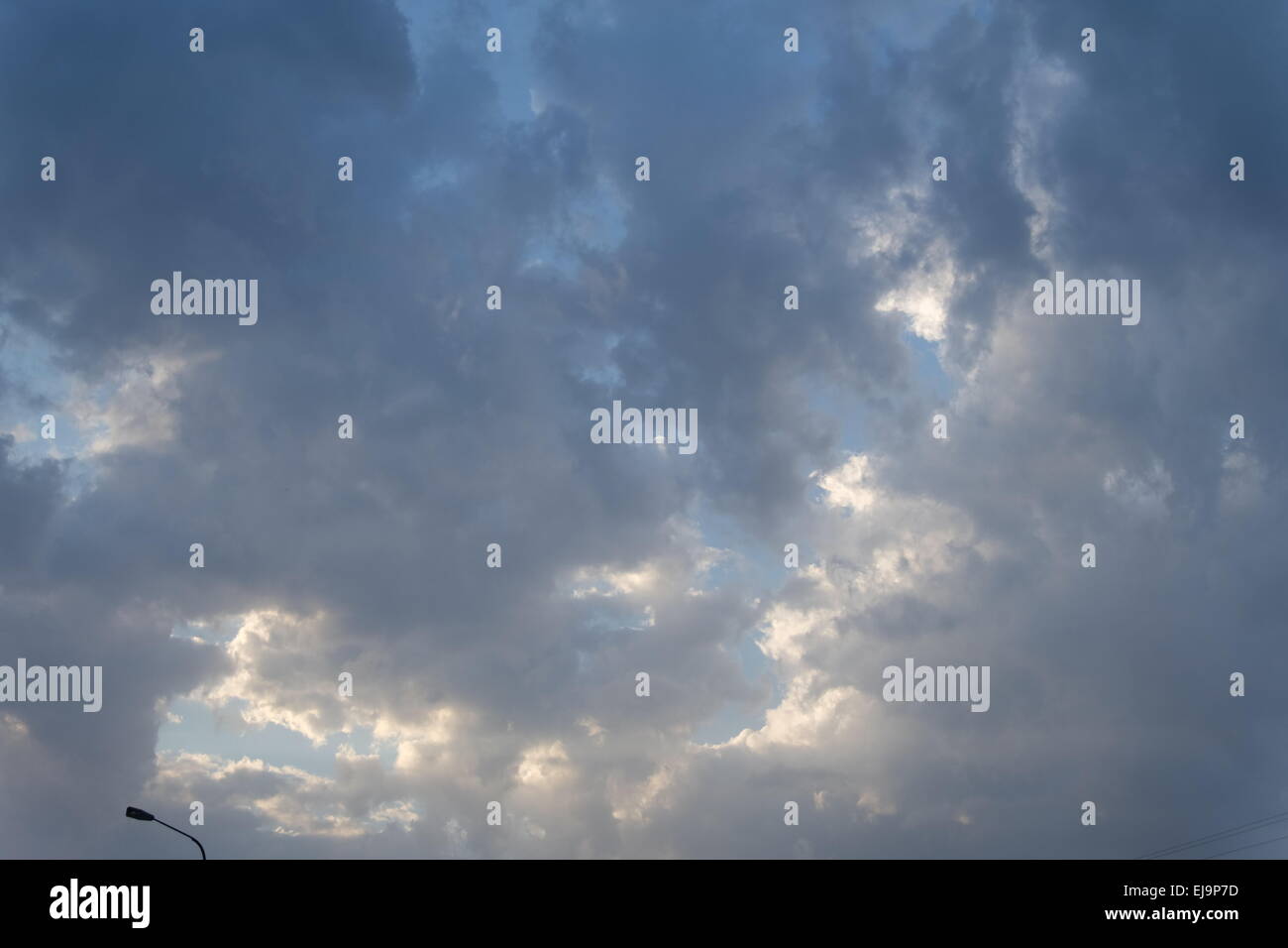 Grigio scuro nuvole nel drammatico cielo tempestoso Foto Stock