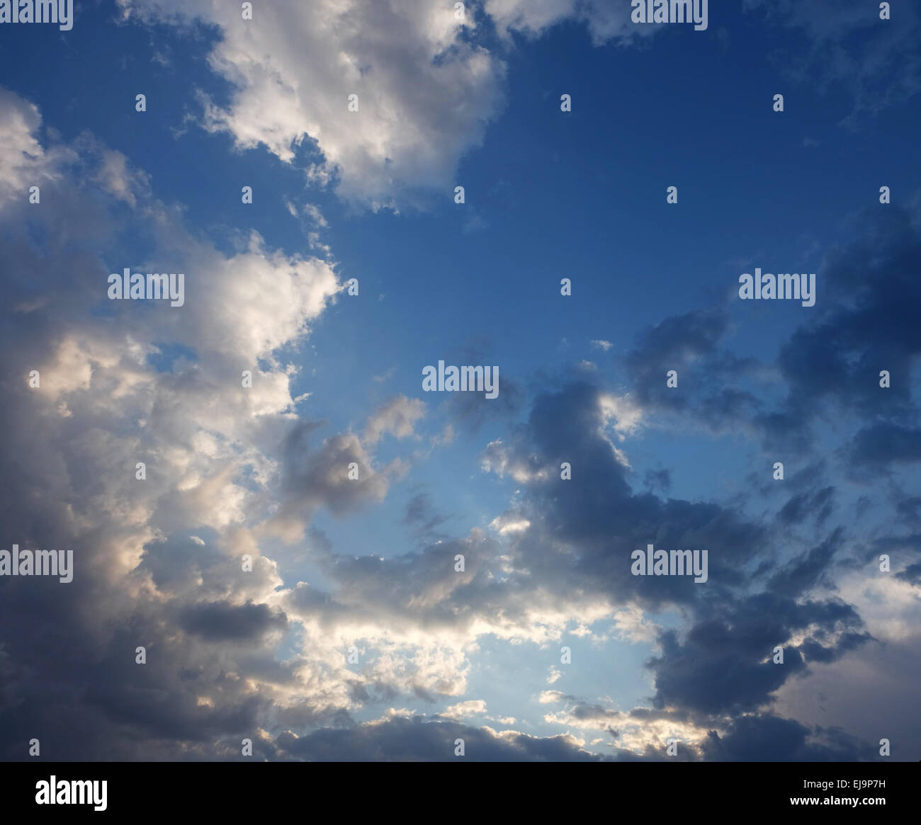 Serata drammatica cloudscape con ombre scure Foto Stock