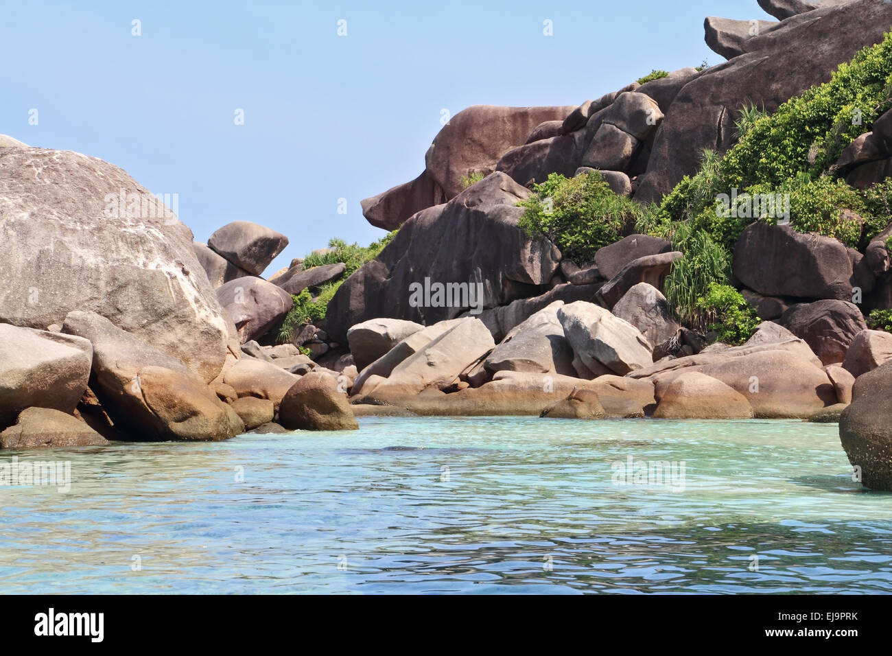 Bizzarro lisce rocce costiere Foto Stock