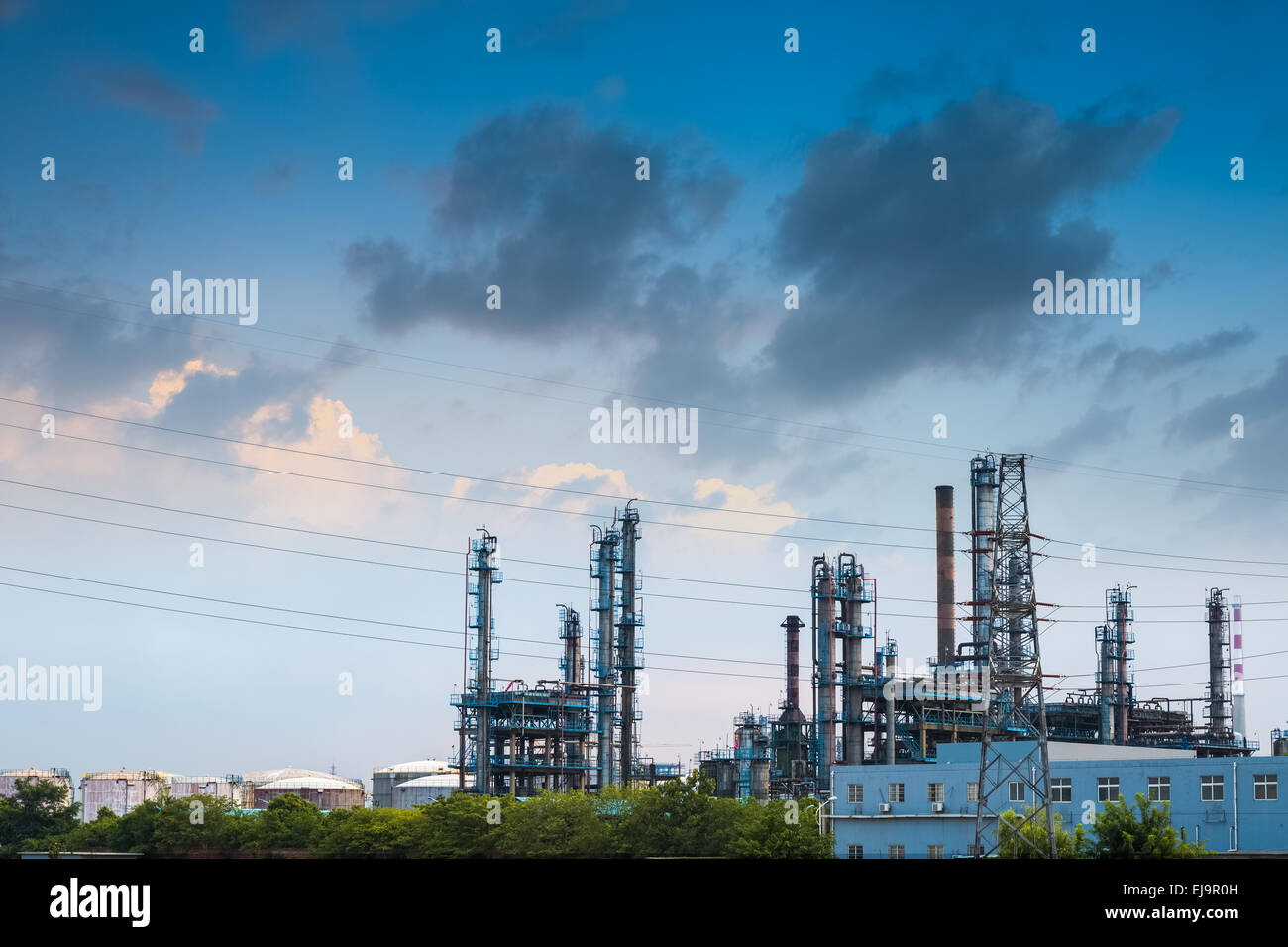 Raffineria di petrolio al crepuscolo Foto Stock