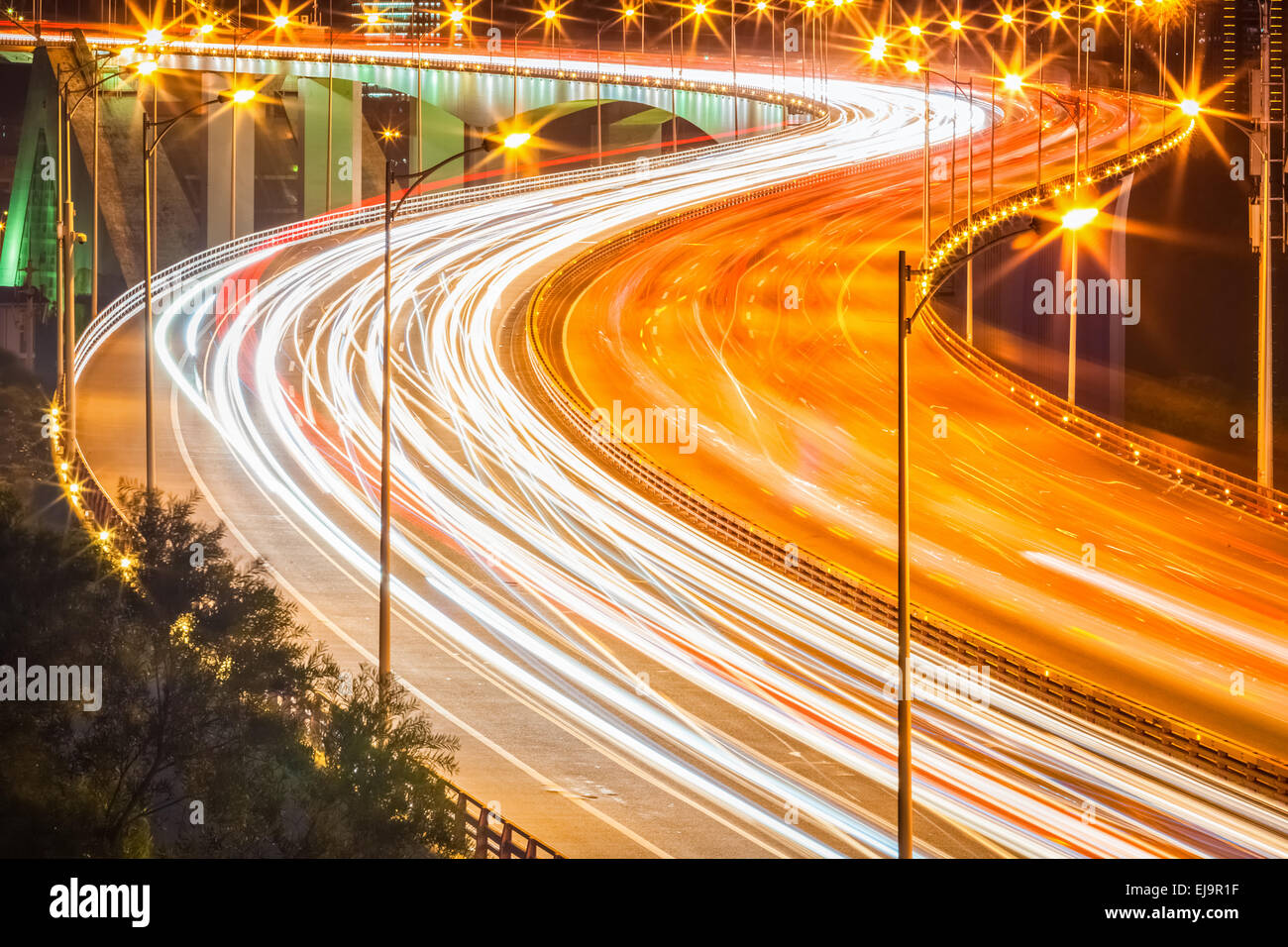 Sentieri di luce sul ponte di notte Foto Stock