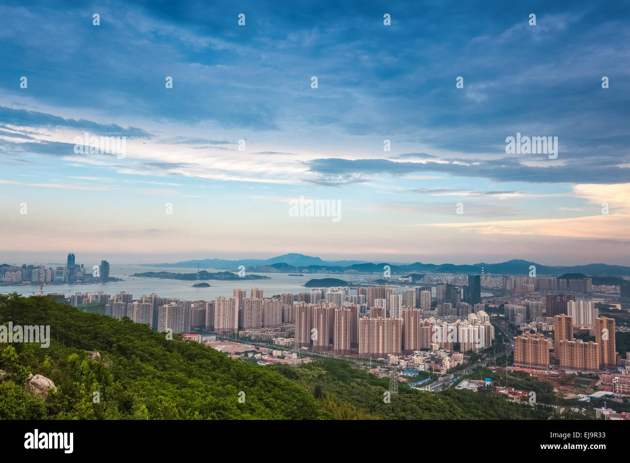 Bella città costiera di xiamen al crepuscolo Foto Stock