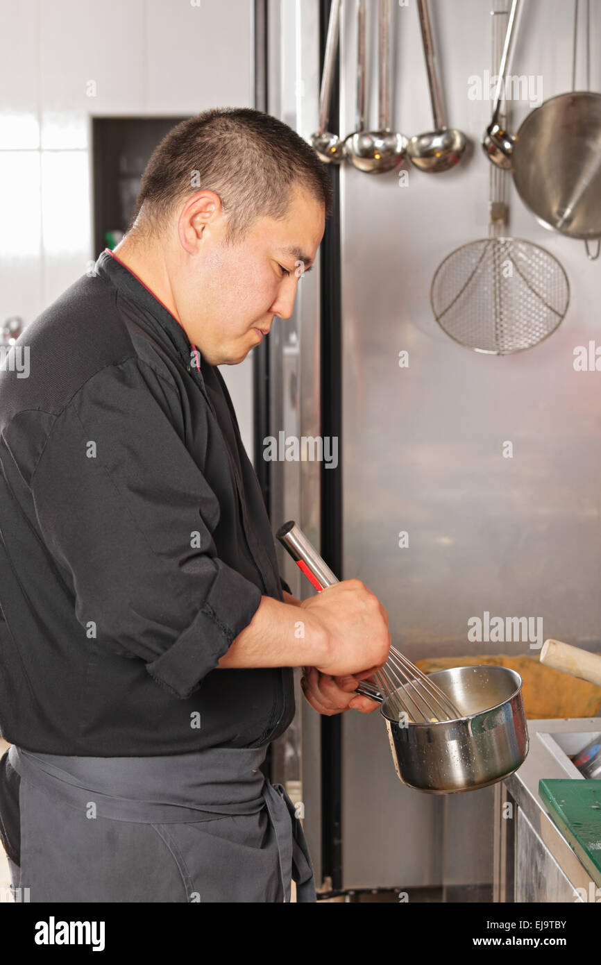 Lo Chef mescola gli ingredienti Foto Stock
