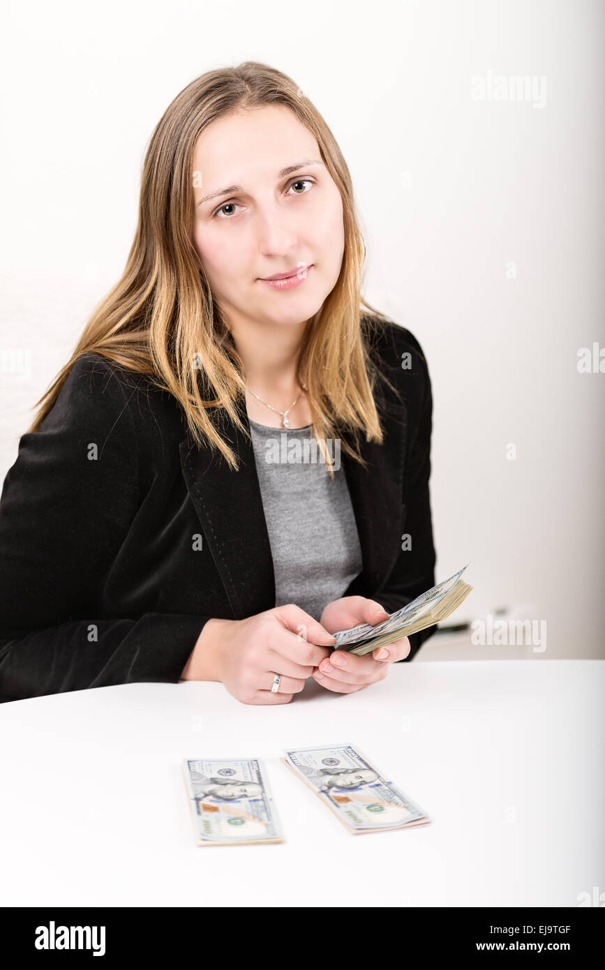 Giovane donna conteggiare denaro Foto Stock