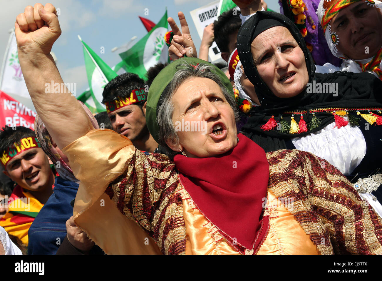 Ankara, Turchia. 22 Mar, 2015. Migliaia di persone si riuniscono per celebrare il Newroz di Ankara. I curdi incarcerati il leader ribelle Abdullah Ocalan ha rinnovato un invito per i suoi combattenti per porre fine alla loro lotta armata in Turchia. In un messaggio letto in un enorme rally segnando il curdo anno nuovo, Ocalan è chiamato per un congresso per decidere di abbandonare le insurrezioni. © Tumay Berkin/ZUMA filo/ZUMAPRESS.com/Alamy Live News Foto Stock