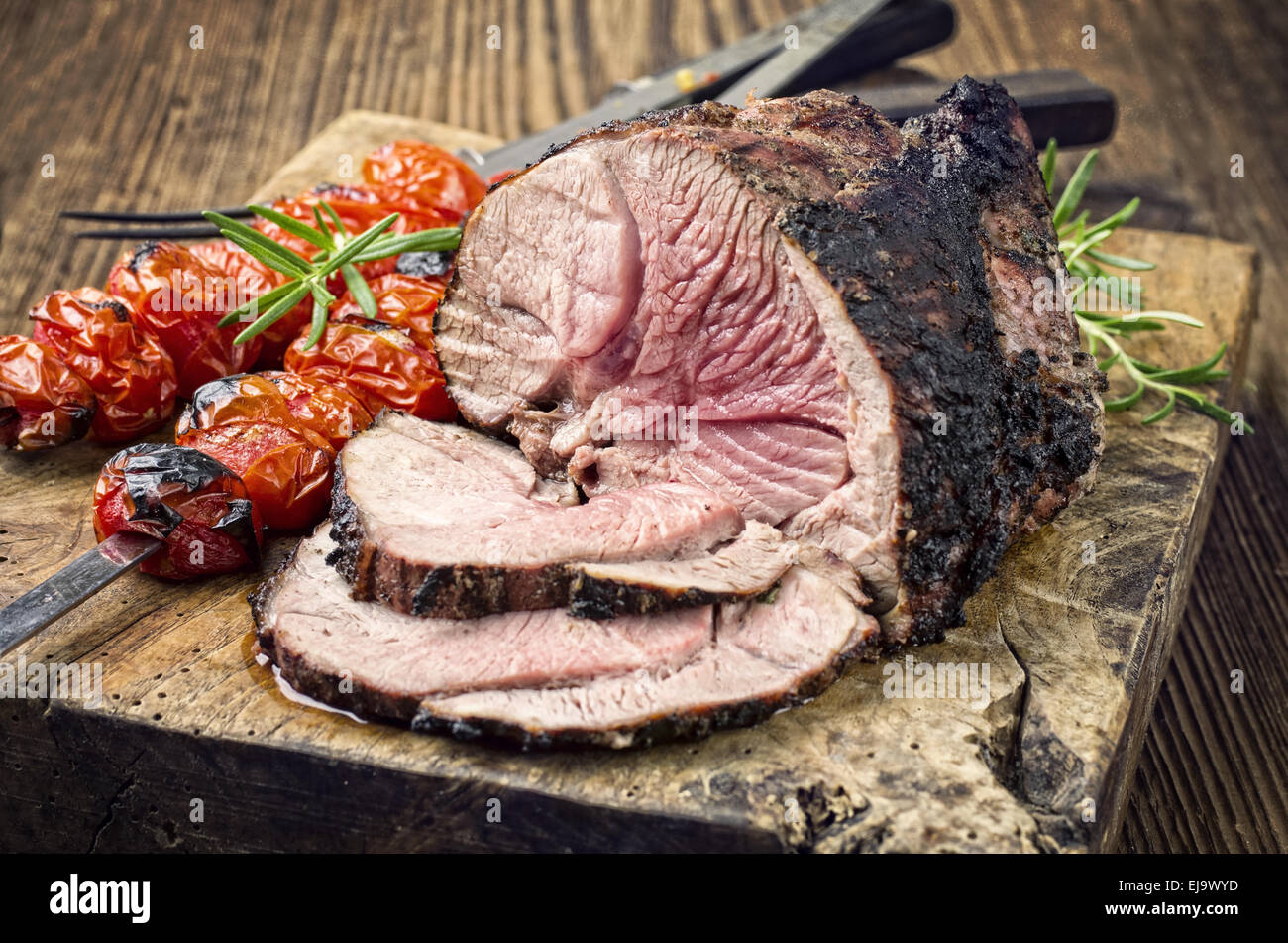 Agnello alla griglia con pomodori Foto Stock