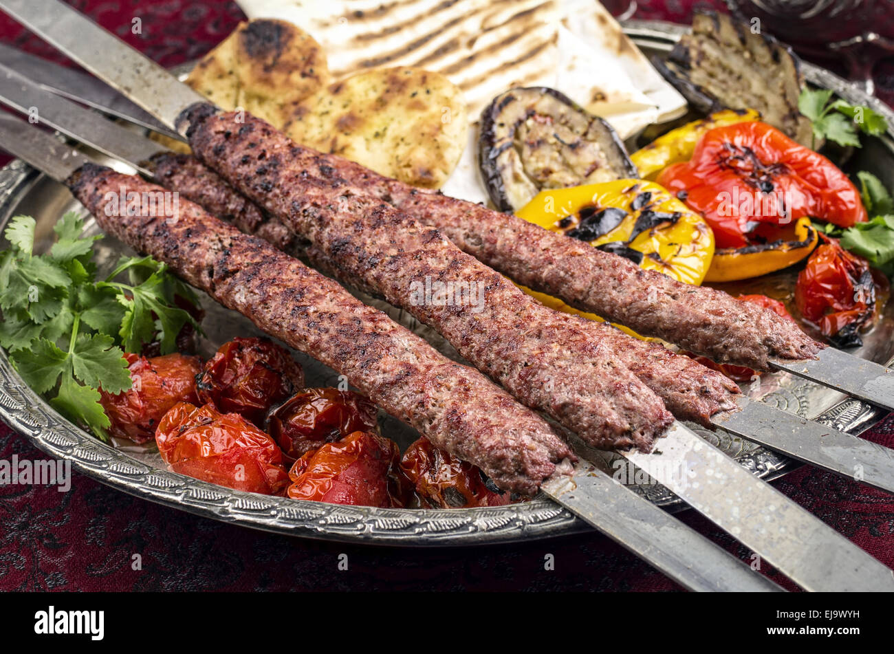 Kabab koubideh con verdure grigliate Foto Stock