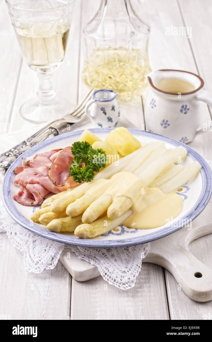 Asparagi bianchi con prosciutto Foto Stock