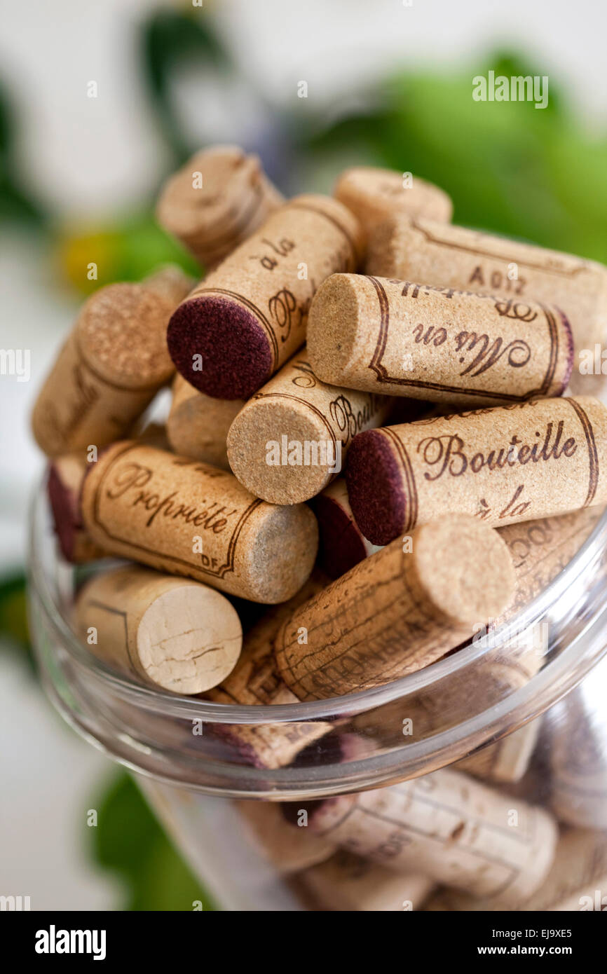 Close up dei tappi del vino in un bicchiere Foto Stock