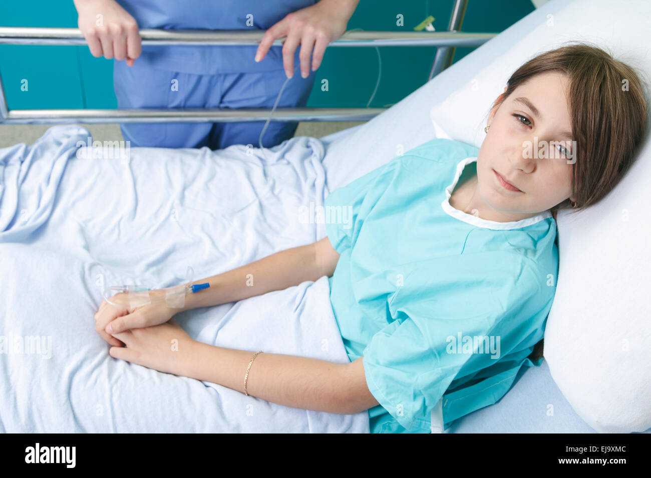 Piccola ragazza nel letto di ospedale con l'infermiera Foto Stock