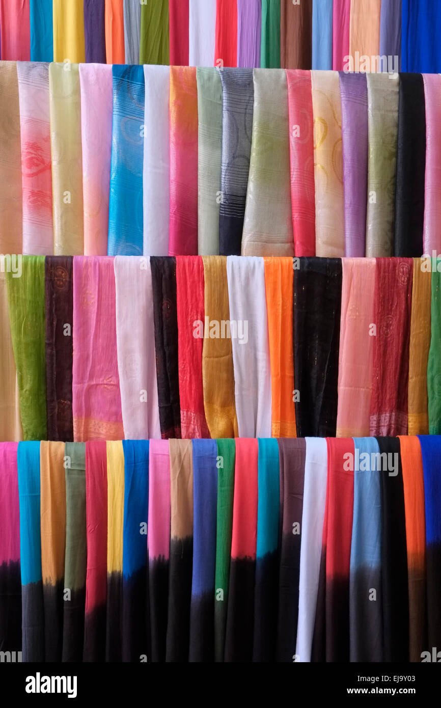 Pashminas per la vendita in un souk di Marrakech, Marocco, Africa del Nord. Foto Stock
