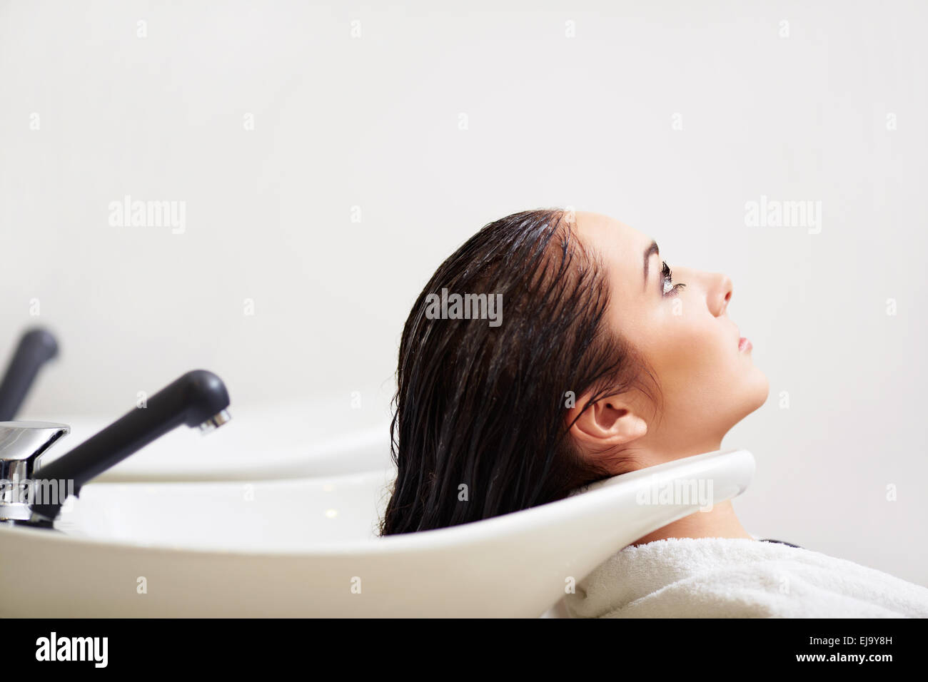 Lavare i capelli Foto Stock