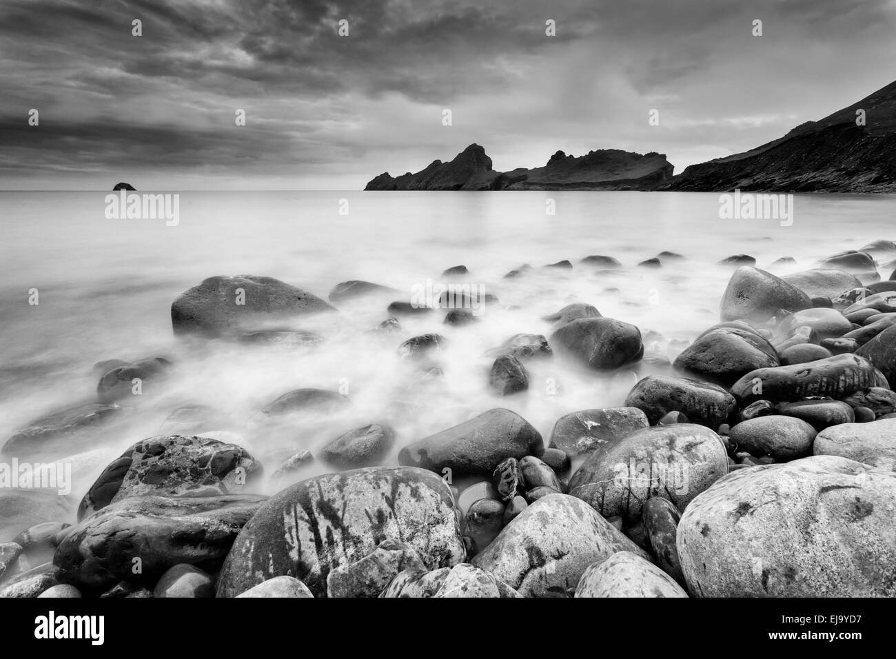 Con la bassa marea bellissima Boulders sono visibili nel Villaggio Baia, St Kilda Scozia Scotland Foto Stock